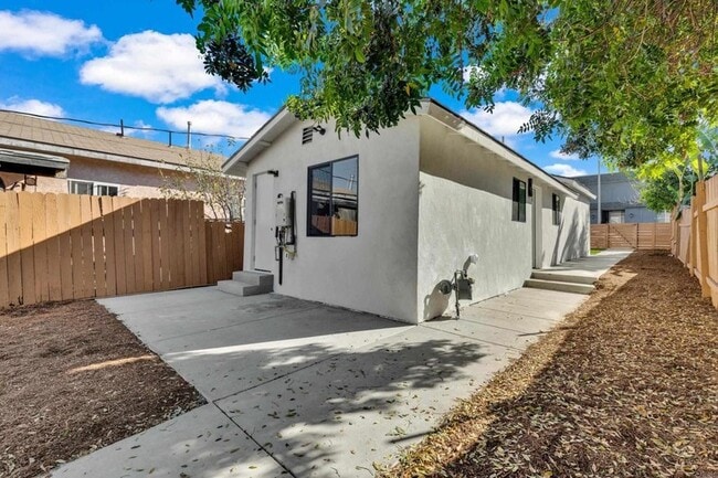 Building Photo - 4312 Winona Ave