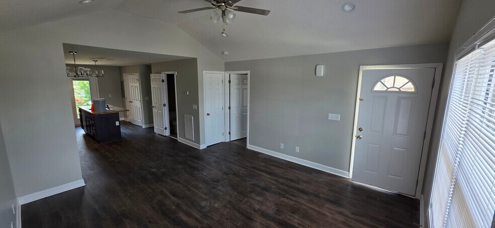 Building Photo - 285 Creekwood Ave
