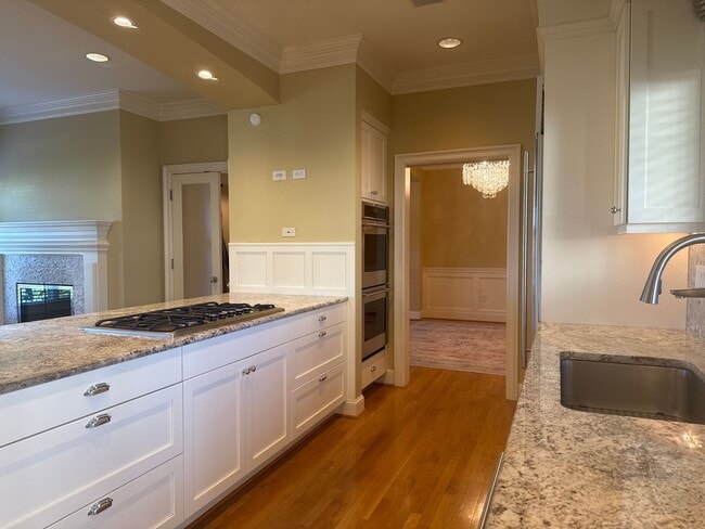 Building Photo - Exceptional 3 bed, 3 bath in Houghton Kirk...