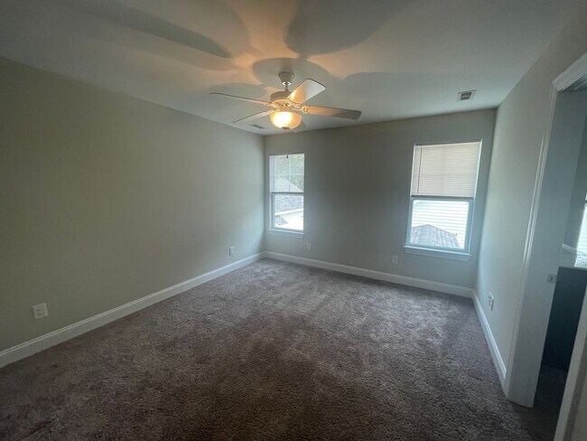 Building Photo - Student Friendly 3 Bedroom Single Family Home