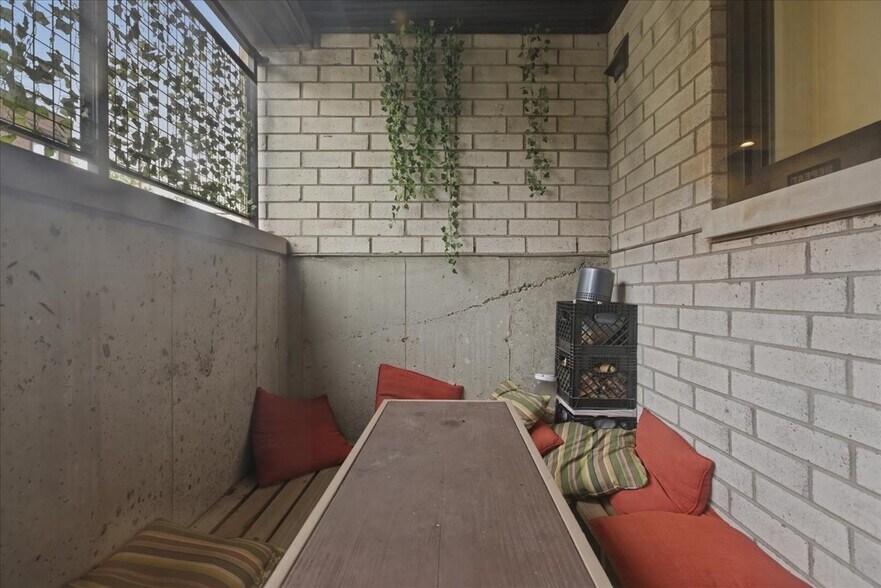 Building Photo - 4177 W Belmont Ave