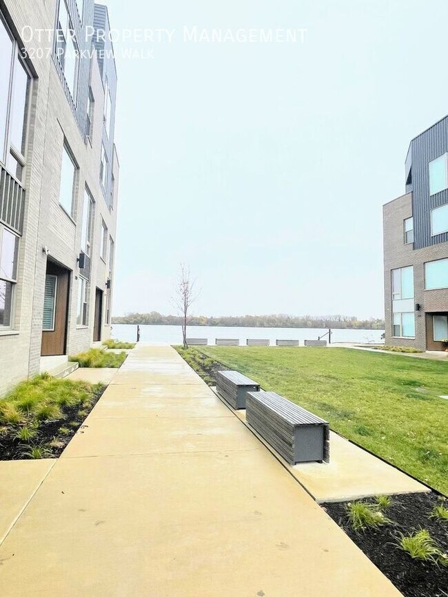 Building Photo - 3207 Parkview Walk