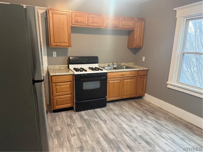 Building Photo - 1927 Seneca St