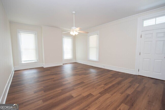 Building Photo - Will not last! Walk to the square in Newna...