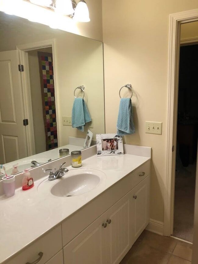 Building Photo - Charming 3 Bedroom 2 bath cottage