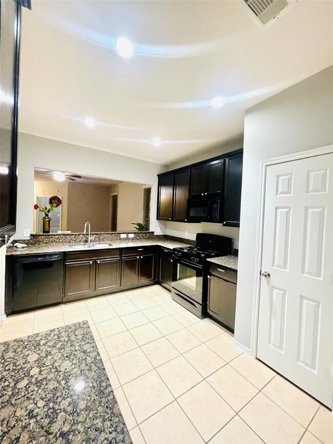 Building Photo - 1411 S Maple Dr