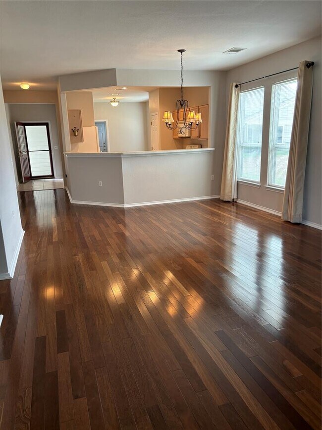 Primary Photo - 106 Bowie Cir