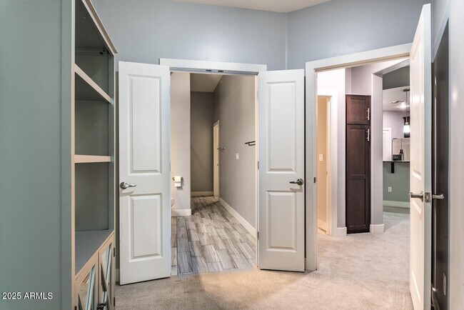 Building Photo - 945 E Playa Del Norte Dr