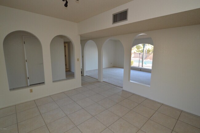 Building Photo - 7722 E Knollwood Cir