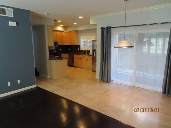 Building Photo - Two Bedroom 2.5 bath Townhome in South Par...