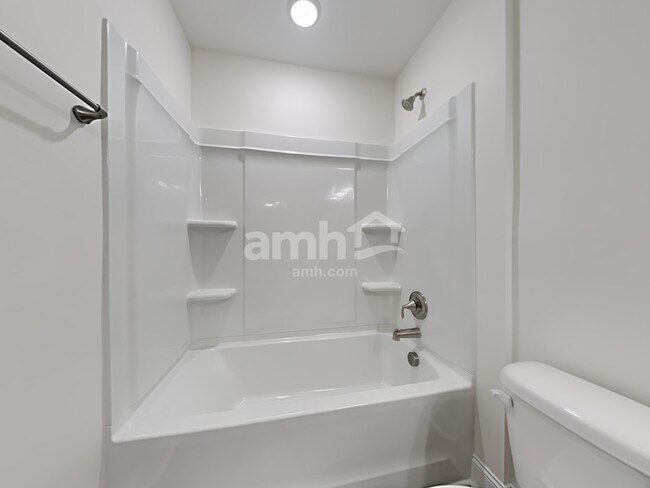 Building Photo - 610 W Lionel Rd