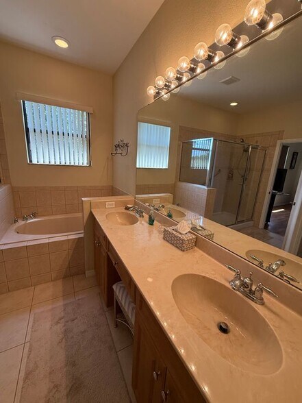 Building Photo - 1319 Clove Dr