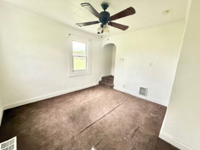 Building Photo - 877 Vankirk St