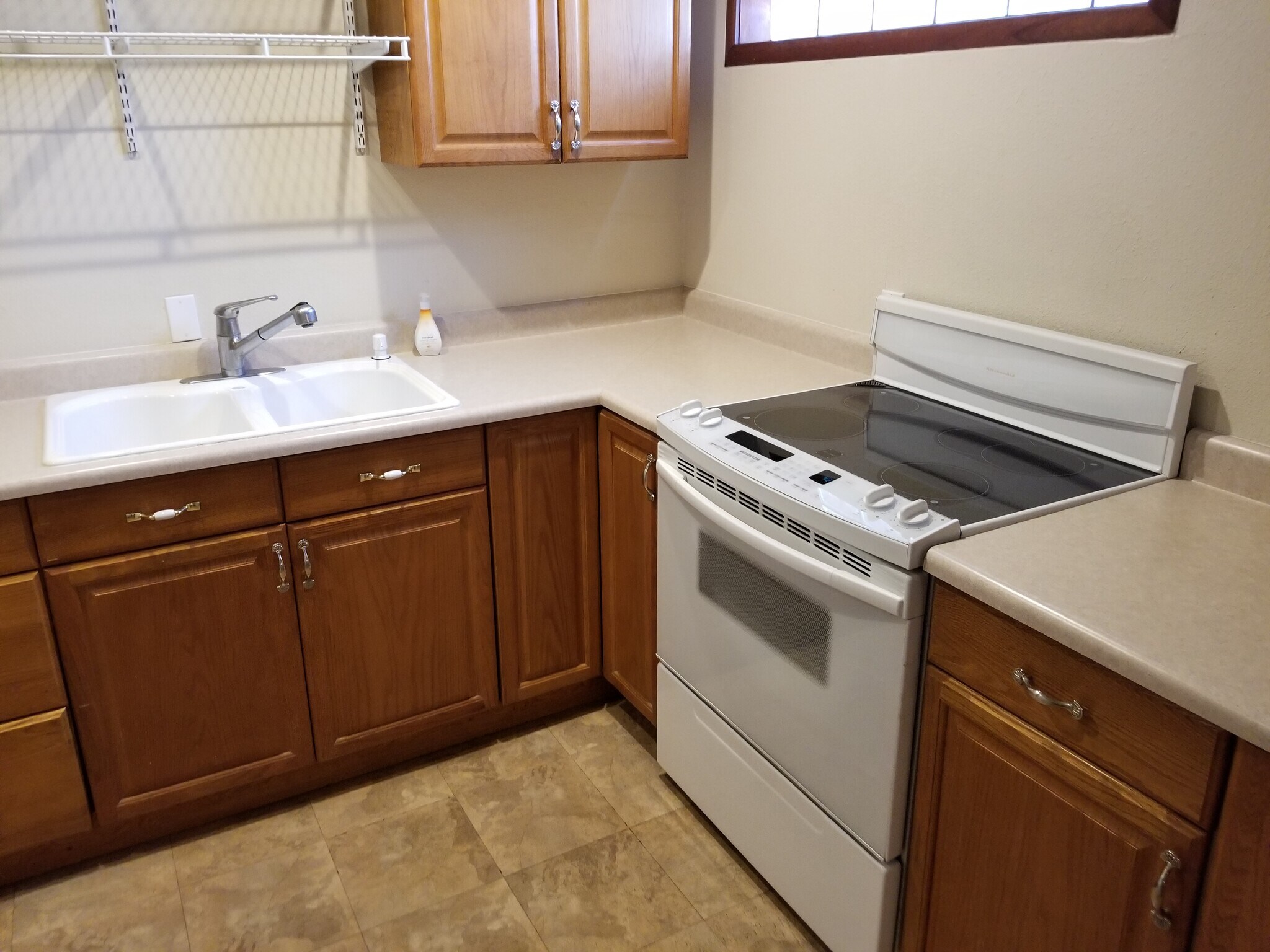 Large L Shaped Kitchen - 922 E Coronado Rd