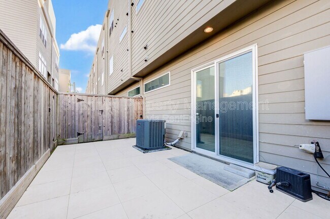 Building Photo - 2333 Sperber Ln