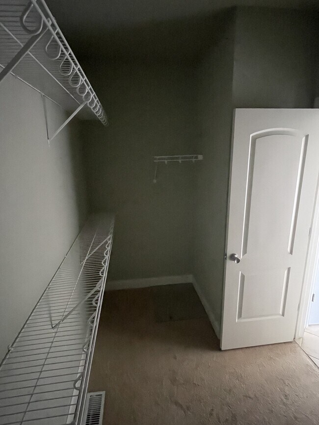 Building Photo - 426 Creekview Dr