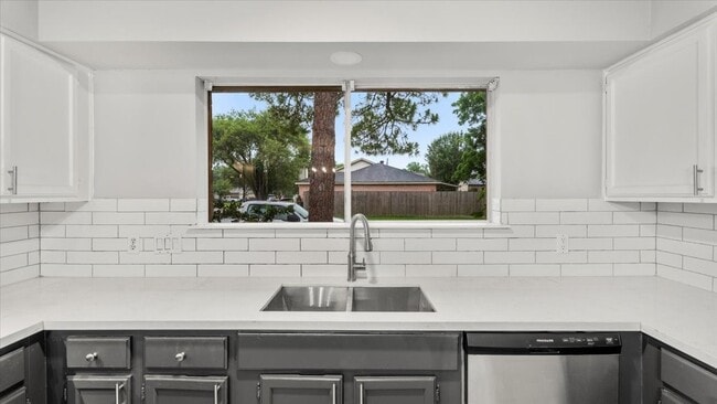 Building Photo - 10622 Highland Woods Dr
