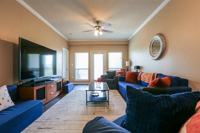 Building Photo - 910 W 25th St