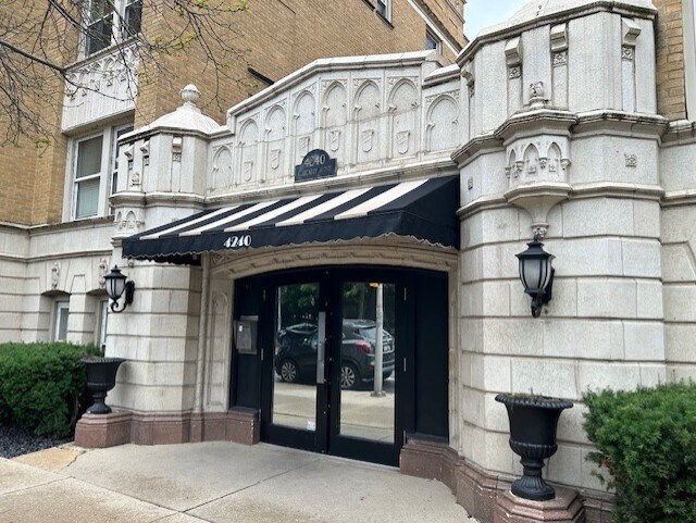 Building Photo - 4240 N Clarendon Ave