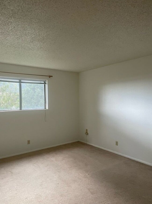 Building Photo - 2 Bedroom 2 Bath Condo with Deck and Firep...