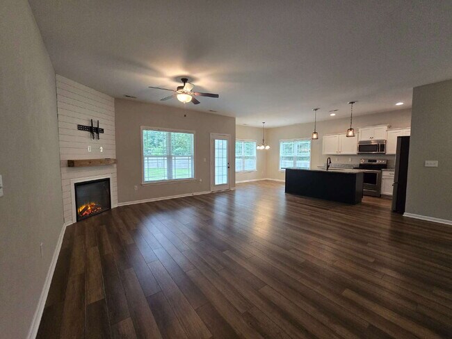 Building Photo - Beautiful 3-Bedroom Home with Bonus Room, Modern Finishes & a Huge Fenced Backyard