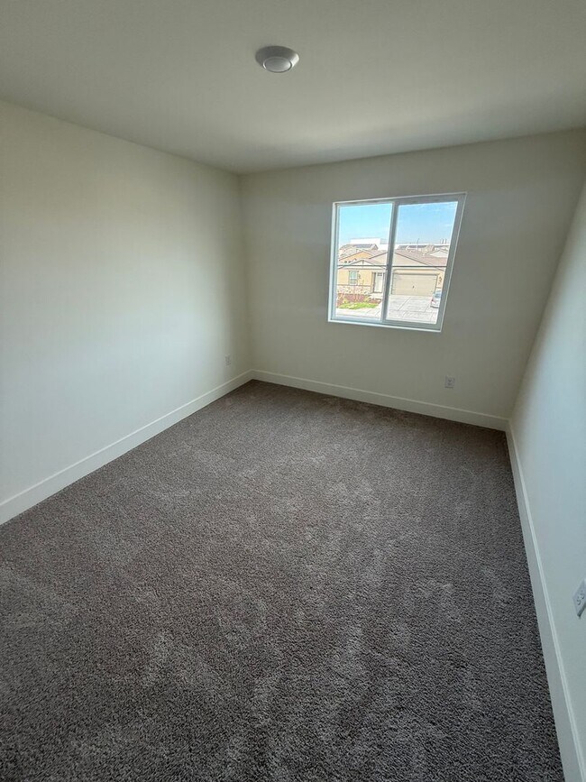 Building Photo - Stunning New-Construction two-story home 5bed 3bath