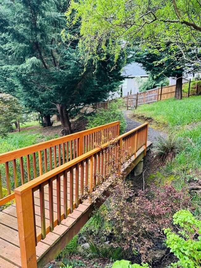 Building Photo - Stunning Custom Home with Beautiful Views