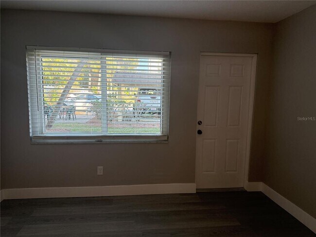 Building Photo - 4700 Cove Cir