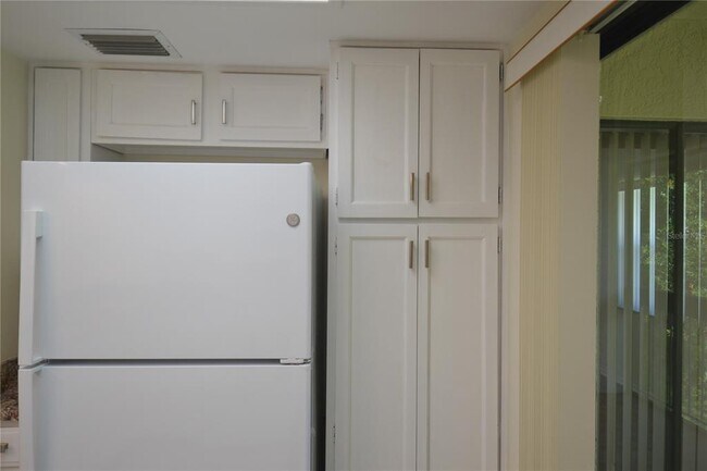 Building Photo - 226 Woodlake Wynde