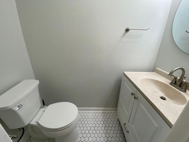 Building Photo - 2 Bedroom, 1.5 Bathroom Townhouse in Green...