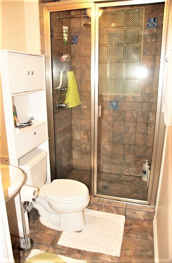Building Photo - Gorgeous well maintained 4 bed house avail...