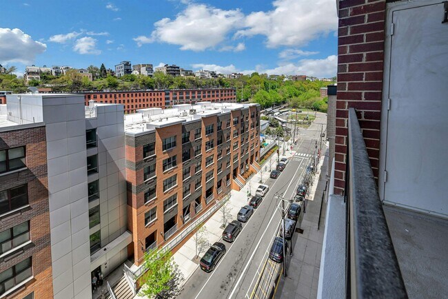 Building Photo - 700 1st St