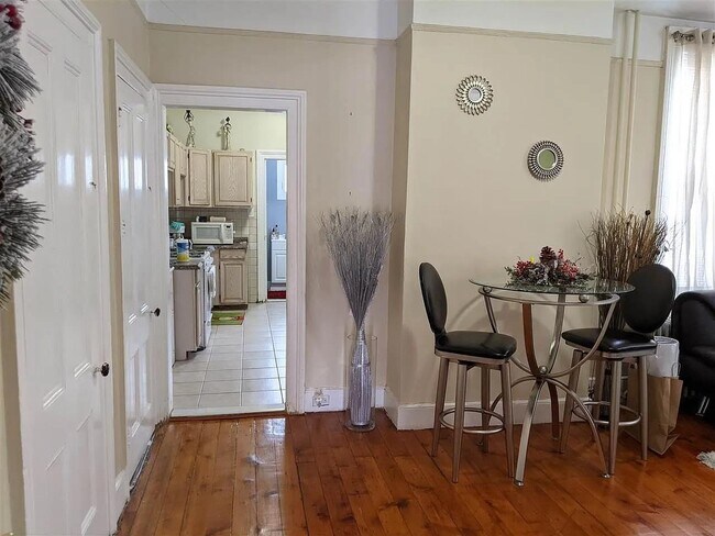 Building Photo - 41 Hutton St