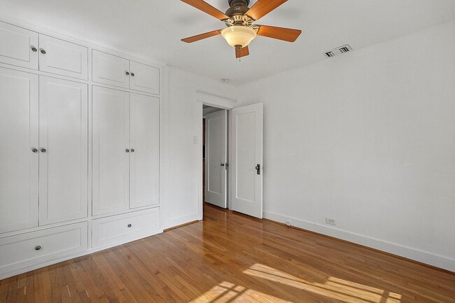 Building Photo - Enchanting Bungalow w/English Flower Garden in Venice- 2 Bedrooms 1 Bath