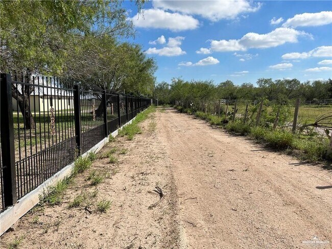 Building Photo - 18 Minnesota Rd