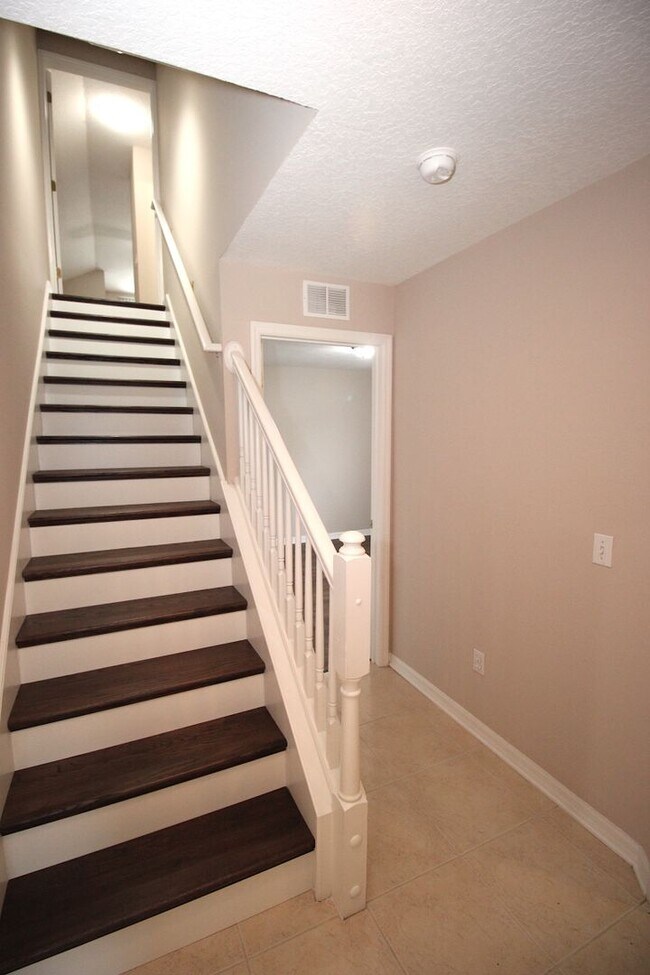 Building Photo - Huge 4 Bed 3 Bath Home w FENCED YARD and SCREENED LANAI for Rent!