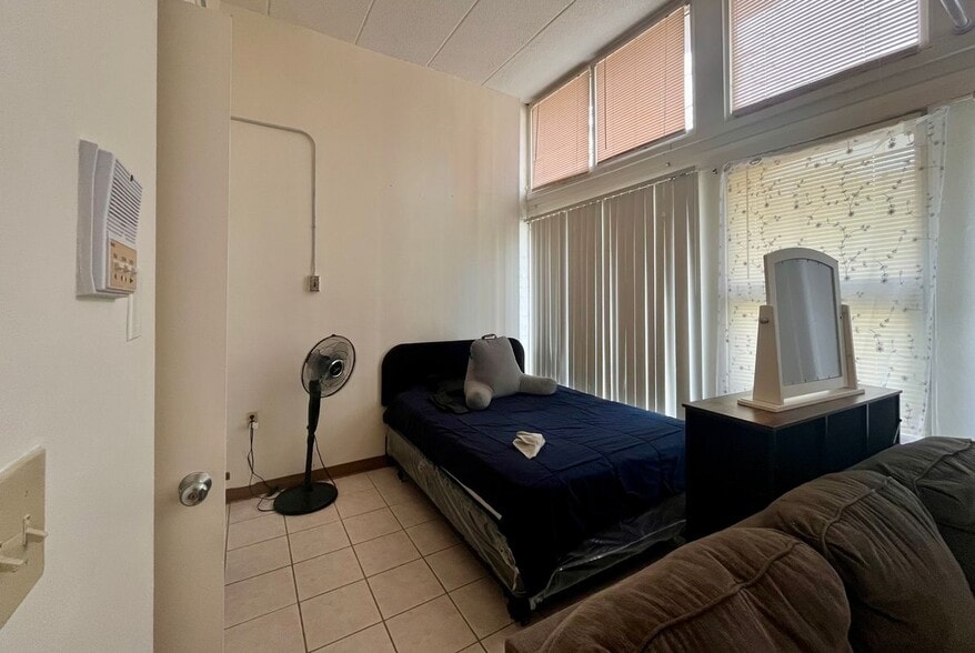 Building Photo - 460 Charles St