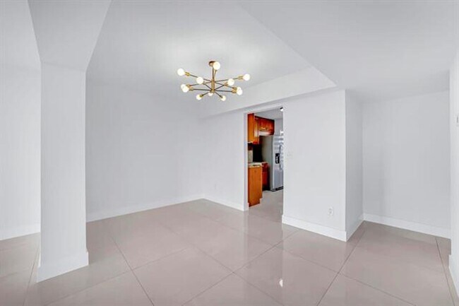Building Photo - 9240 Fontainebleau Blvd