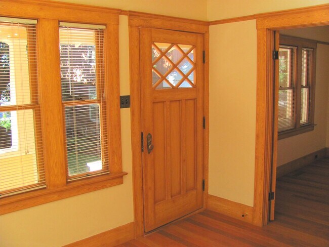 Building Photo - Vintage Arts & Crafts style, fully-remodeled, 2-bedroom, 1 bath house within walking distance to ...