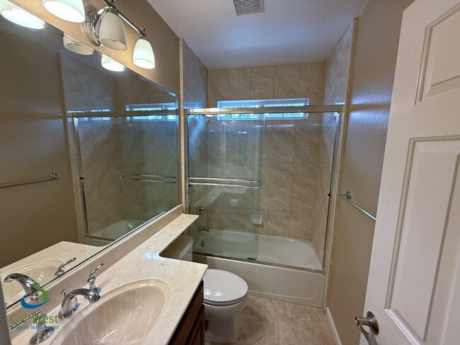 Building Photo - $3195 - Tri-level Town modern townhome in ...