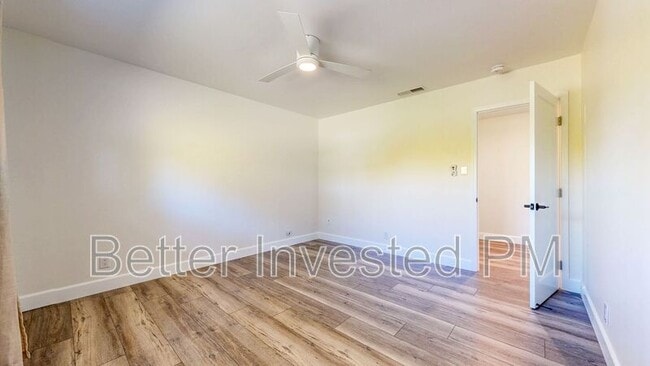 Building Photo - 475 Country Club Dr