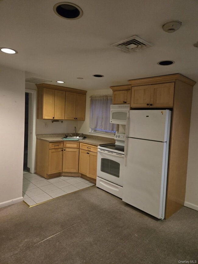 Building Photo - 747 W Nyack Rd