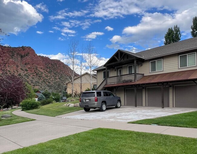 Building Photo - Three Bedroom Two Bath In Park East Subdivision
