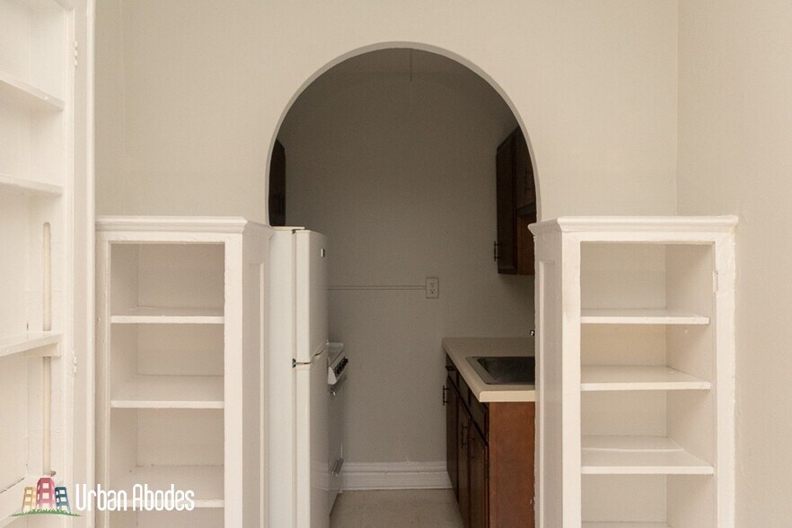 Building Photo - 533 W Roscoe St