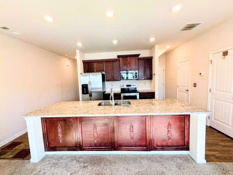 Building Photo - 532 Ruths Dr