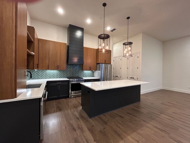 Building Photo - Town Creek CONDO! Large Balcony / Fridge, Washer, Dryer Included / Garage / NBISD