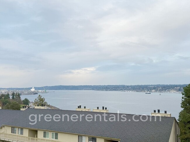 Building Photo - 2BR/1.5BA 3rd Floor Condo Overlooking Sinclair Inlet