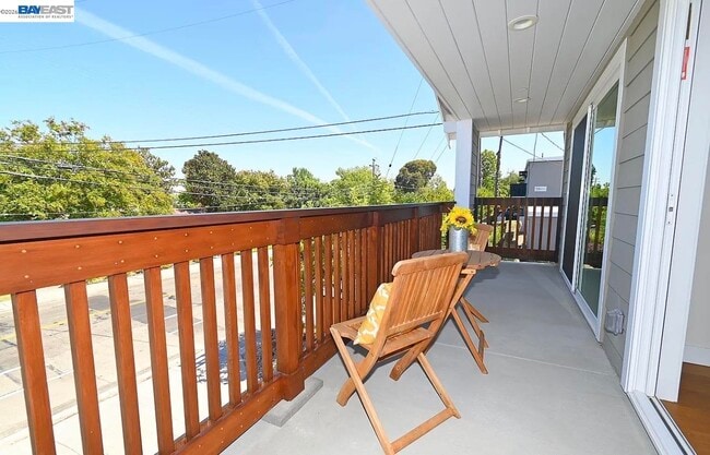 Building Photo - 3856 Vineyard Ave