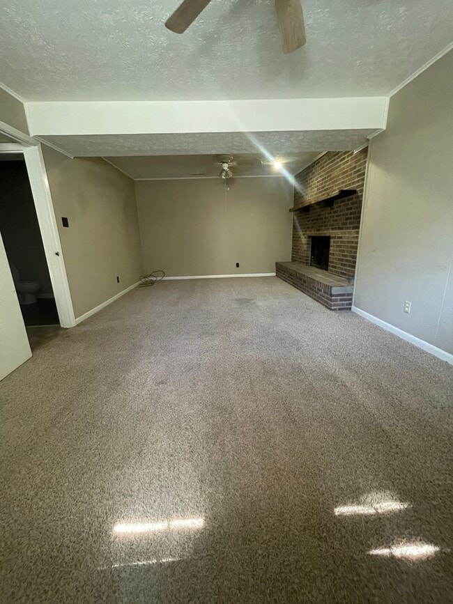 Building Photo - 3 bed, 2.5 bath, 2 car garage split foyer home in West Knoxville