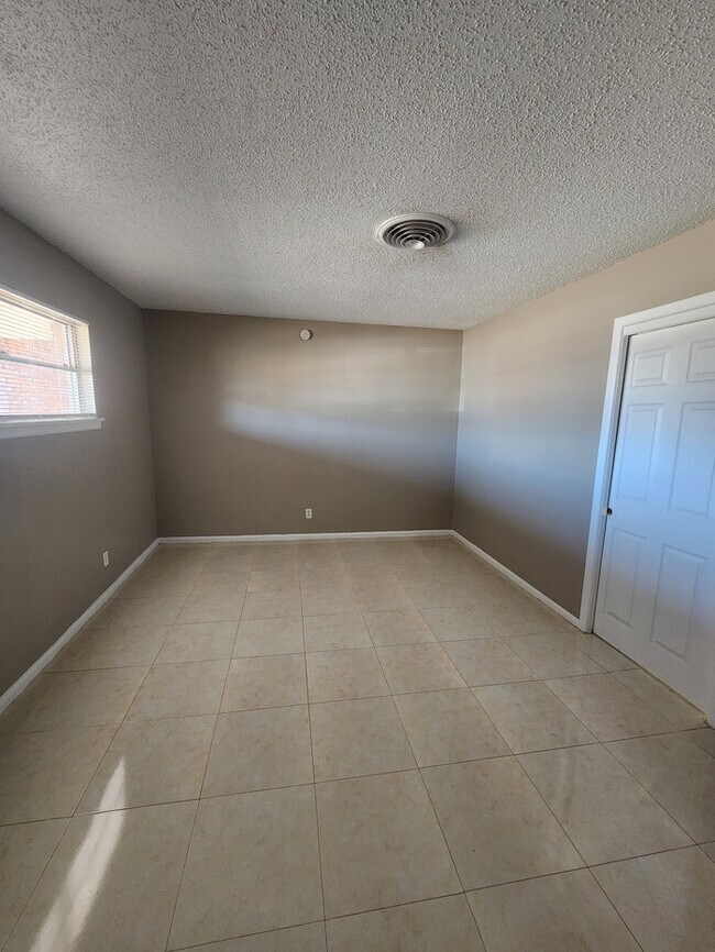Building Photo - 3 bed 2 bath home